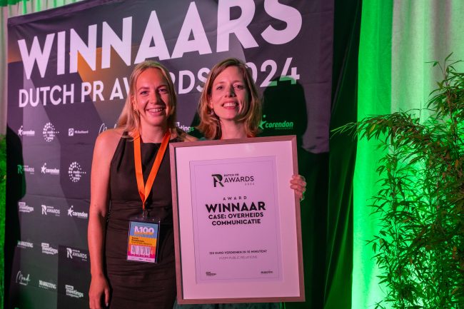 Emma en Joyce houden bij de Dutch PR Awards de award vast voor beste overheidscommunicatie, die HvdM won voor de jongerencampagne van de Belastingdienst.