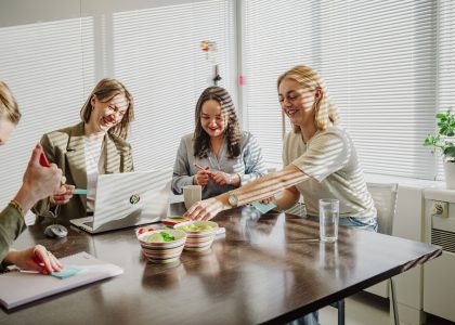 4 collega's brainstormen in een zonnige ruimte.