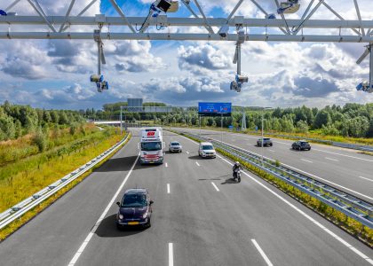 Snelweg met e-TOL poortjes