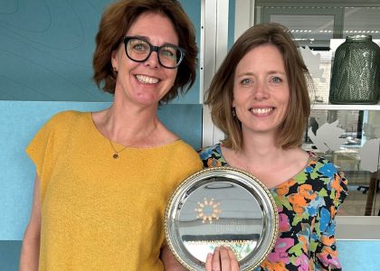 Joyce en Danielle-met-IPRA-award