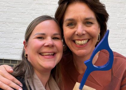 Danielle en Natascha nemen award in ontvangst