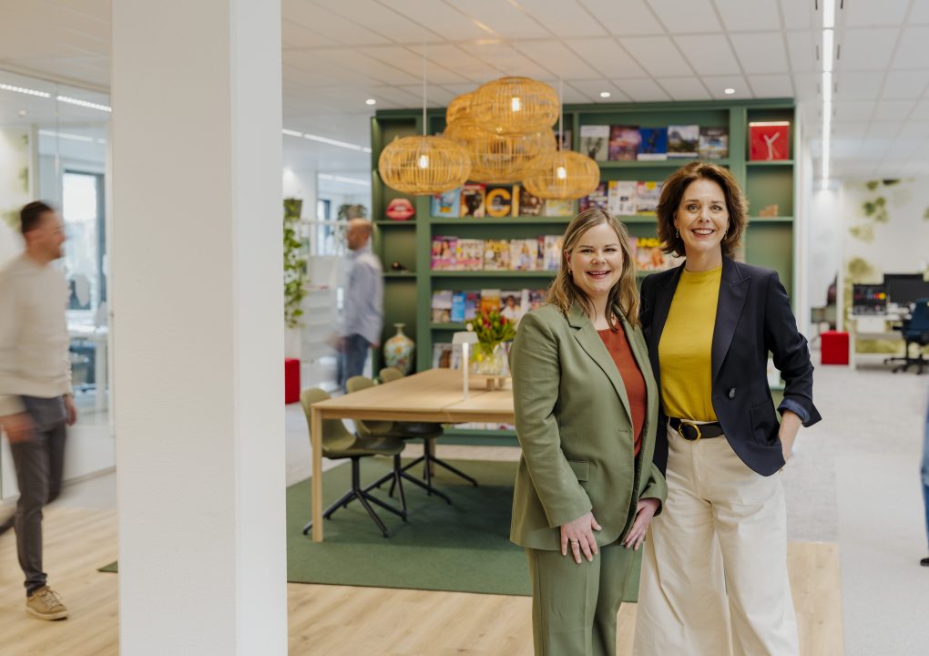 Natascha en Daniëlle staan naast elkaar op kantoor
