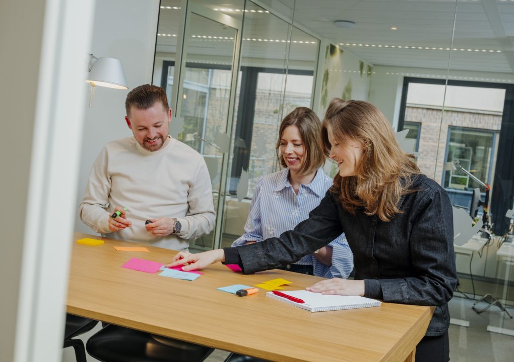 Joeri (links, Joyce (midden), Luna (rechts) aan vergadertafel en werken met post-its