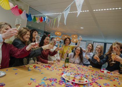 Het team van HvdM proost op de nominaties