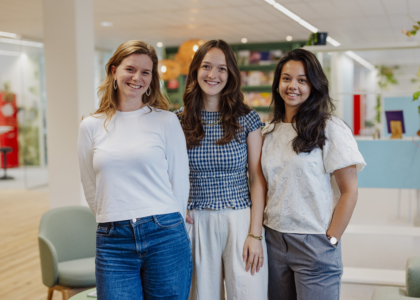 Eva, Madelief en Lisa staan naast elkaar op de foto.