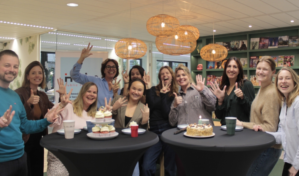 Team HvdM viert nominaties op kantoor met taart