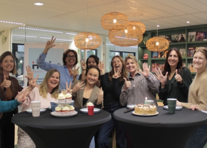 Team HvdM viert nominaties op kantoor met taart